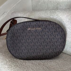 Jet Set Travel Medium Signature Logo Crossbody Bag NWOT